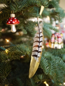 DIY Gold Dipped Feathers http://honestlywtf.com/diy/diy-gold-dipped-feathers/